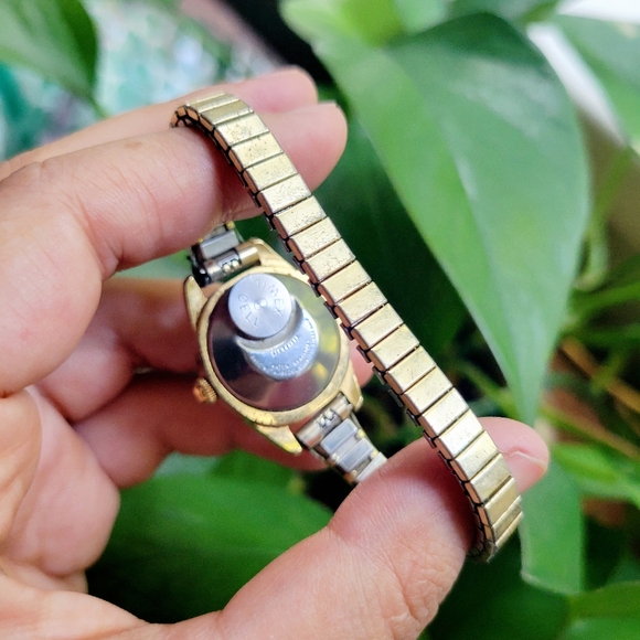 Vintage Timex Classic Gold & Silver Stretch Watch - Picture 5 of 6